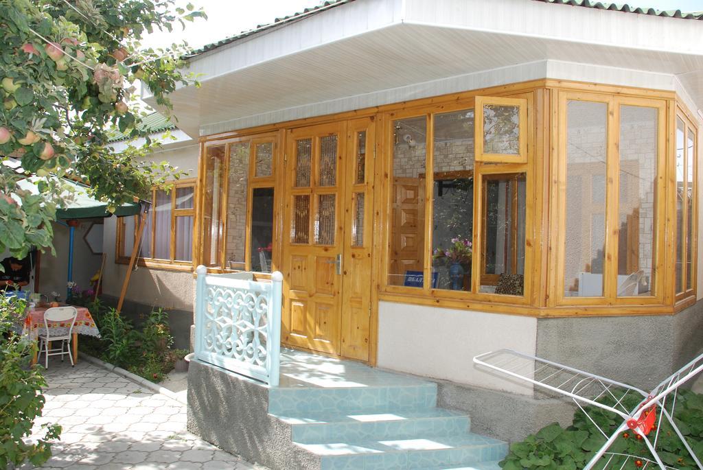 " У Татьяны" Hotel Чолпон-Ата Екстериор снимка